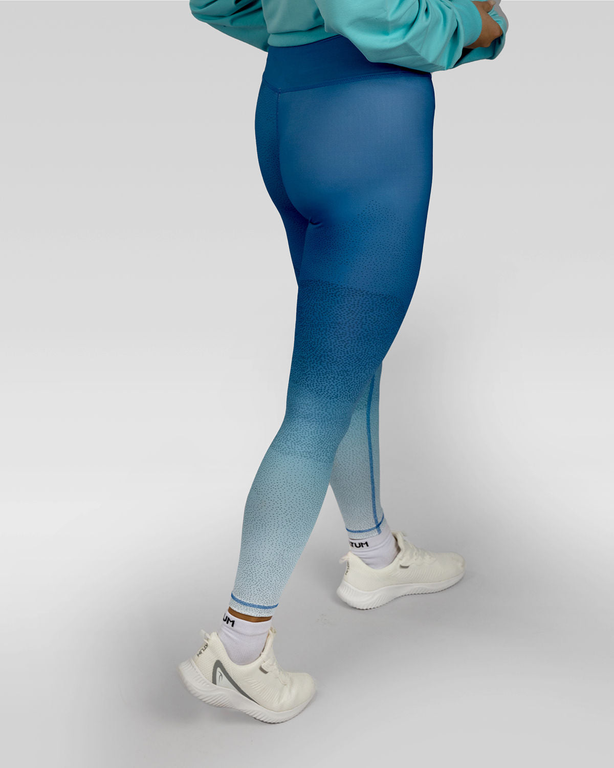 Photo by ð—”ð—§ð—¨ð— SPORTSWEAR ® on December 20, 2022. May be an image of 1 woman wears blue gradient leggings with white shoes.