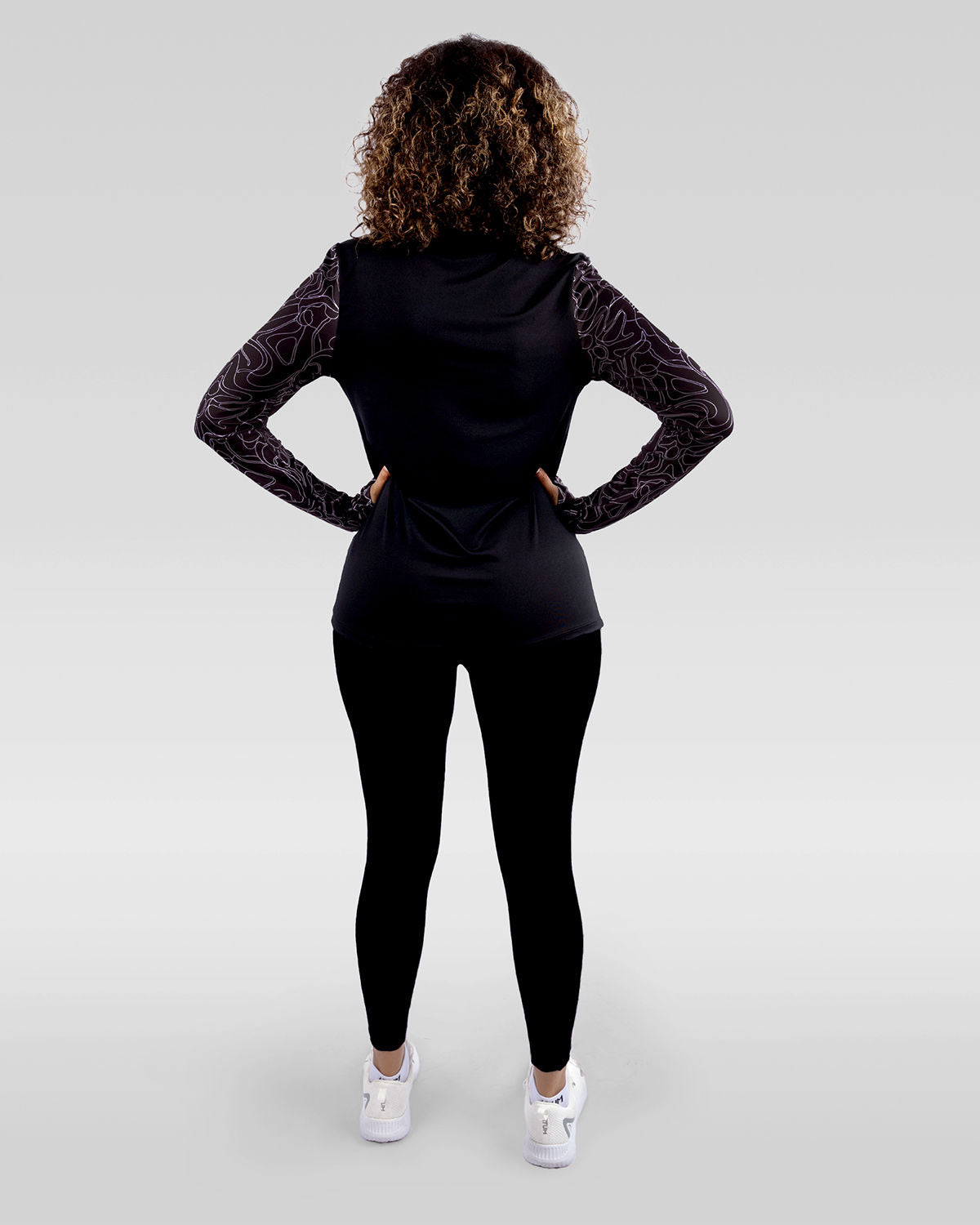 Photo by ð—”ð—§ð—¨ð— SPORTSWEAR Â® on December 20, 2022. May be an image of 1 woman wears black training t-shirt, black leggings ,and white shoes.